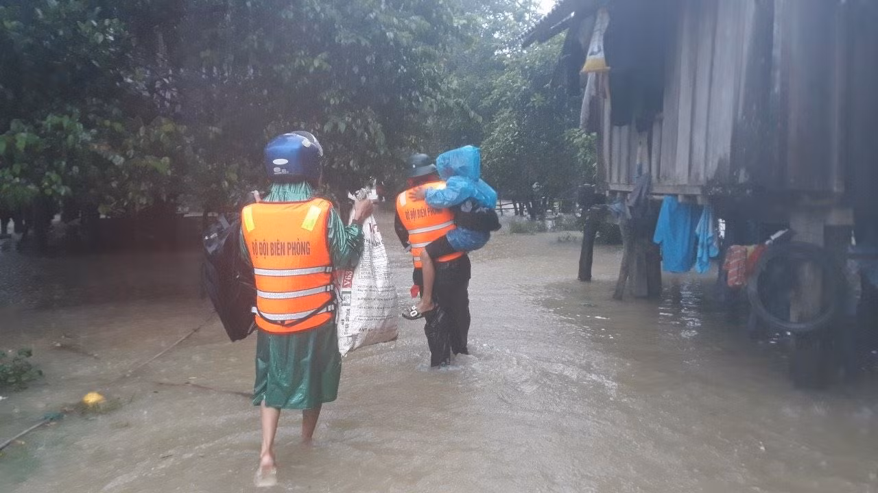 Di dời các hộ dân khỏi khu vực sạt lở ngập lụt ở gần biên giới -0