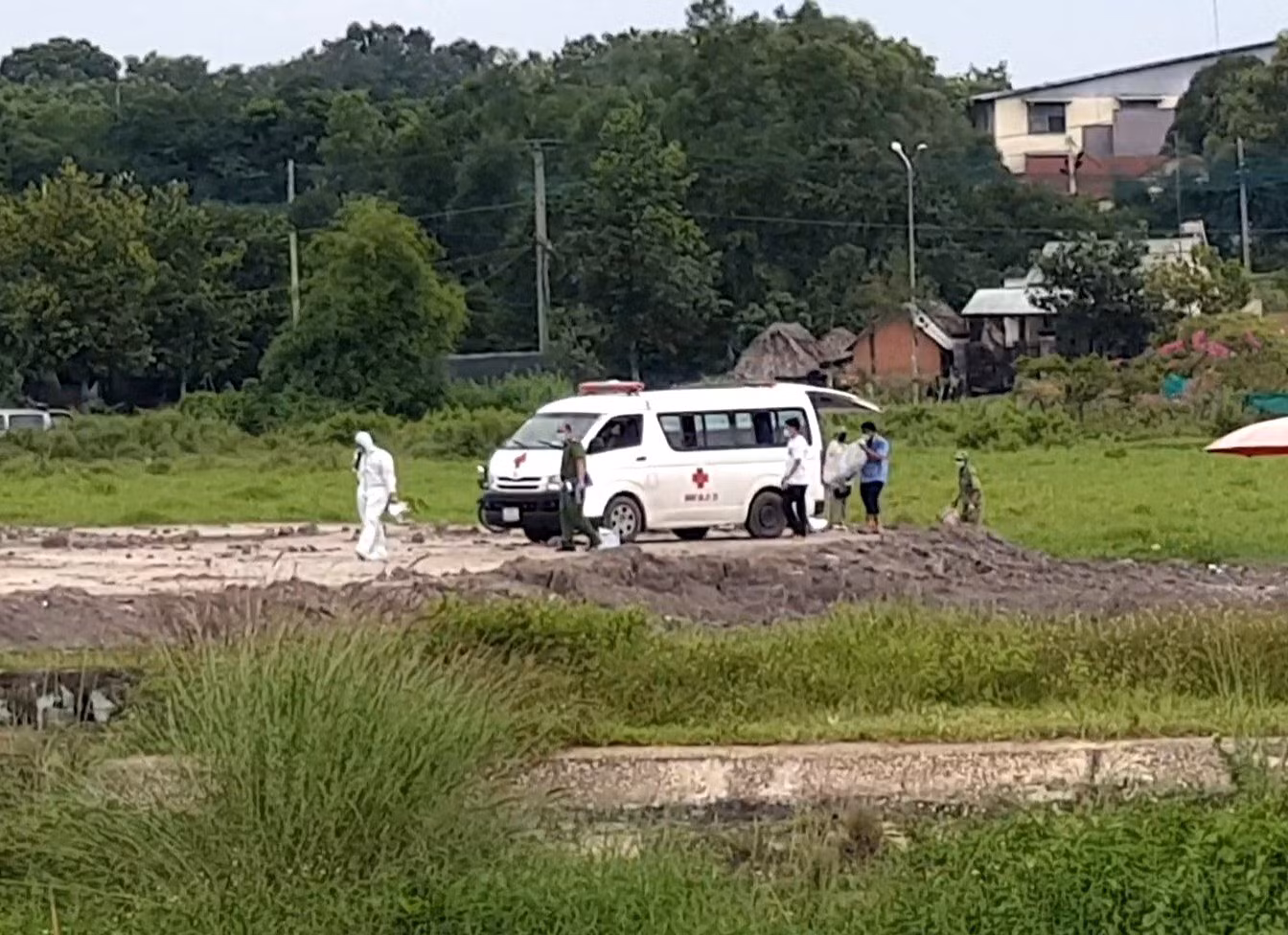 Phát hiện bộ xương người trên bờ kênh nghi do tự thiêu -0