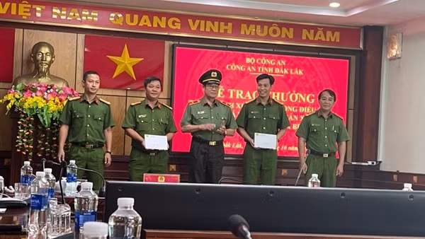 Khen thưởng các đơn vị khám phá vụ cướp tại nhà chủ tịch huyện