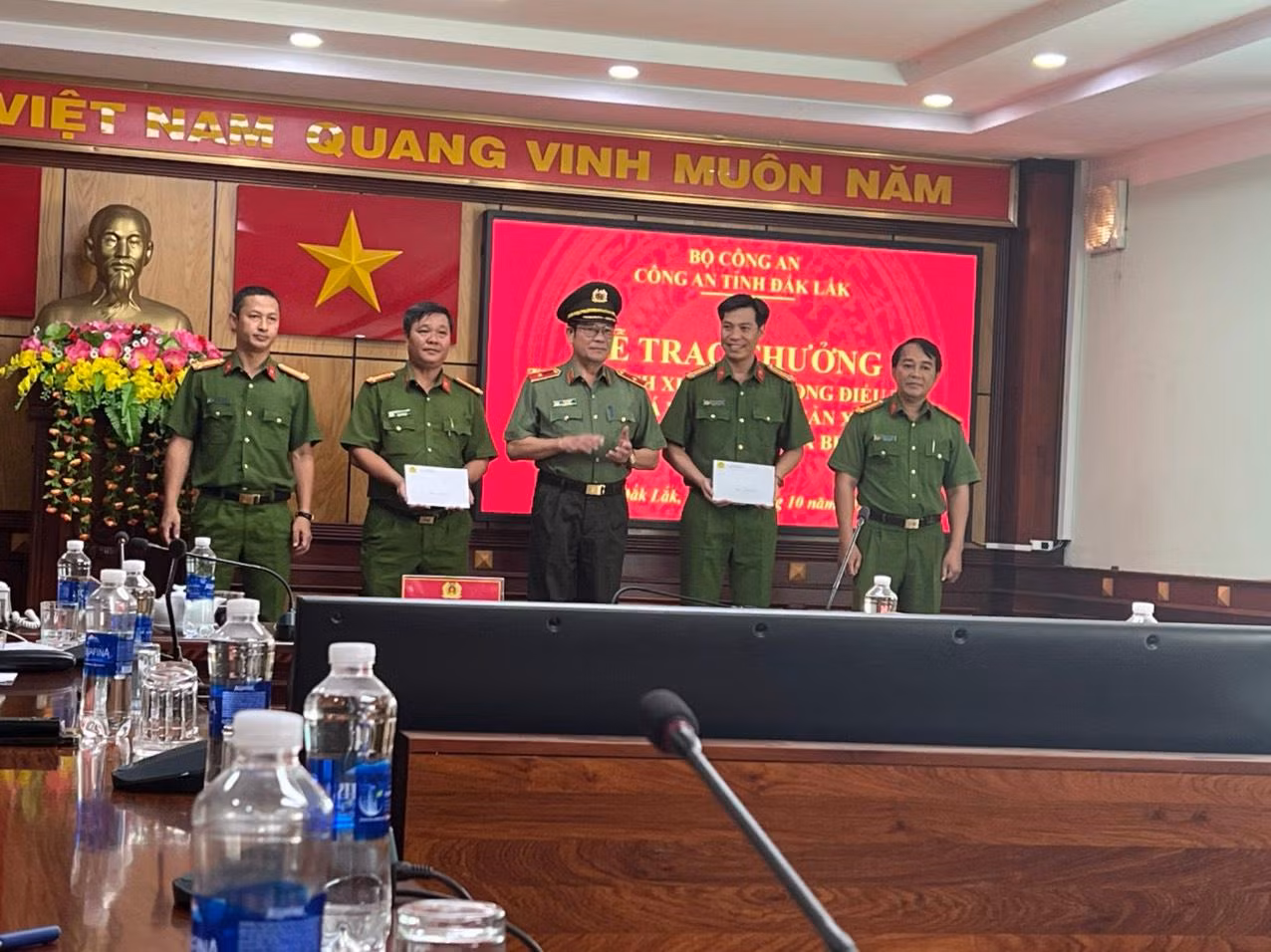 Khen thưởng đột xuất các đơn vị phá nhanh vụ án cướp tài sản -0