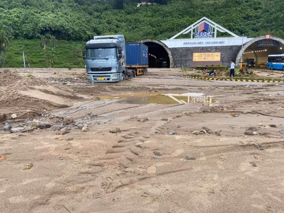  Tạm dừng khai thác hầm Hải Vân do xuất hiện lũ quét gây nguy hiểm cho người và phương tiện -0