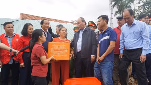 Chủ tịch nước Nguyễn Xuân Phúc thăm hỏi, tặng quà các gia đình bị thiệt hại nặng do mưa lũ