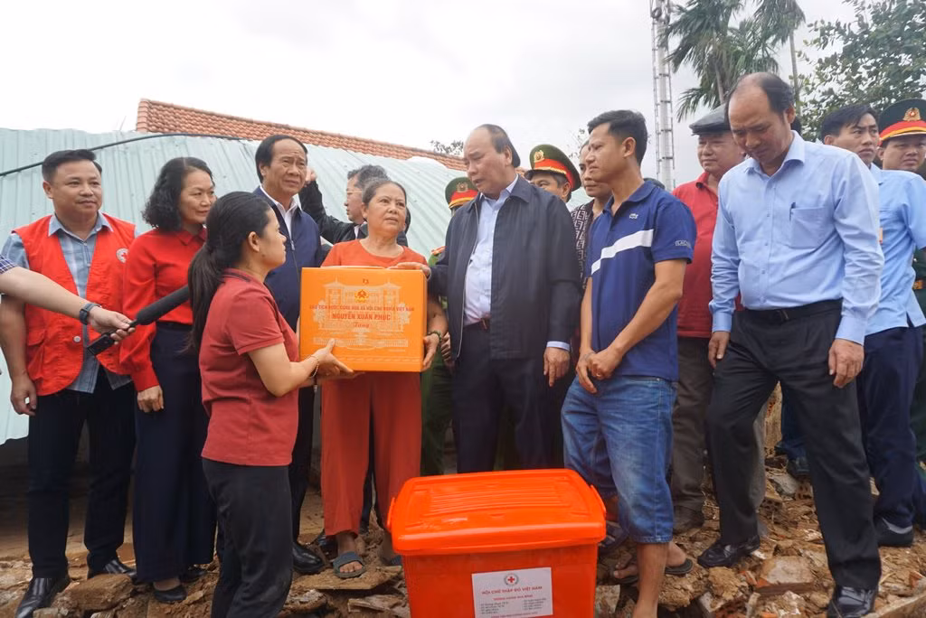 Đà Nẵng: Chủ tịch nước Nguyễn Xuân Phúc thăm hỏi, động viên gia đình bị thiệt hại nặng do mưa lũ tại Đà Nẵng -3