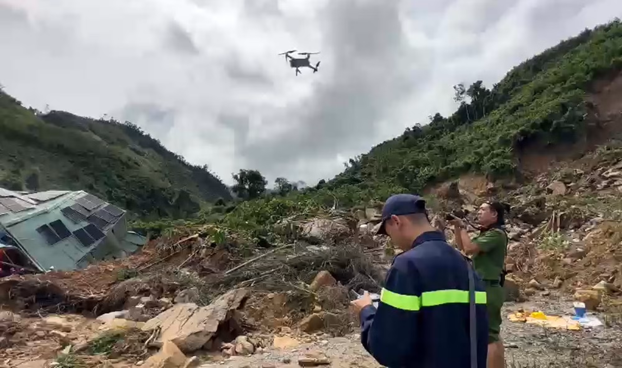 Sử dụng thiết bị bay tìm kiếm nhân viên thủy điện Kà Tinh 1 mất tích -0