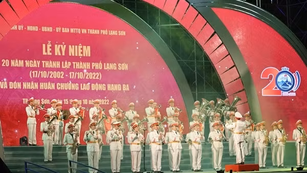 Người dân Lạng Sơn nô nức xem Đoàn Nghi lễ CAND- Bộ Tư lệnh Cảnh sát Cơ động biểu diễn