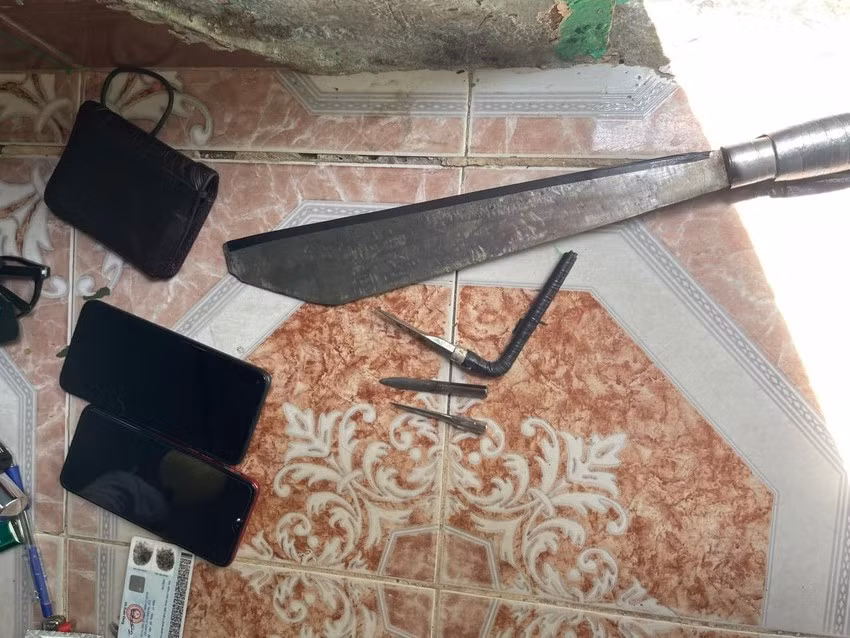 Hai con nghiện thủ dao tự chế gây hơn 10 vụ trộm tại các cửa hàng tiện lợi -0