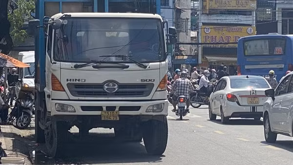 Xe rác mất thắng tông hàng loạt phương tiện khi đang đổ dốc cầu