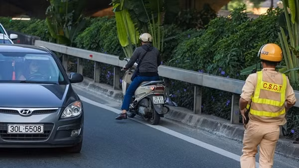 Nhiều người đi xe máy ngó lơ biển cấm rồi quay đầu tháo chạy khi gặp CSGT