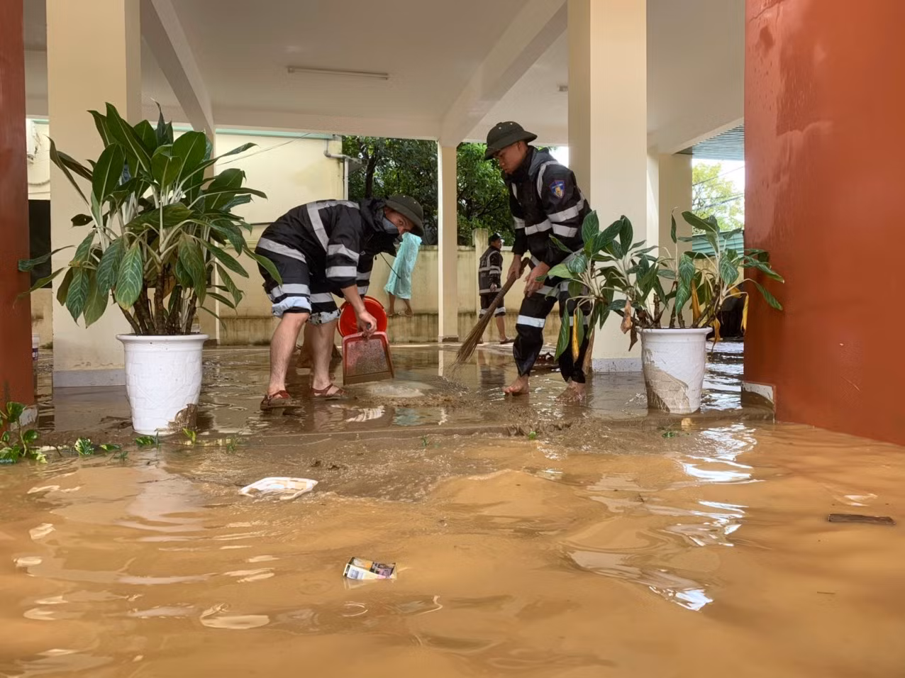 Cảnh sát đặc nhiệm kịp thời ứng cứu người dân Đà Nẵng trong đêm mưa lũ dâng cao -8