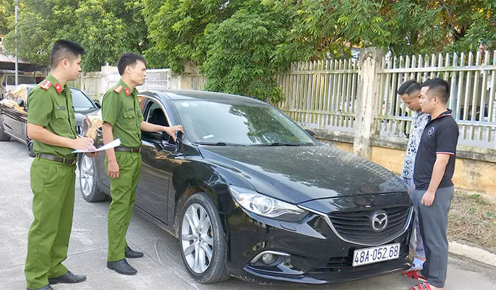 Bắt giữ 2 đối tượng trộm cắp xe ô tô -0