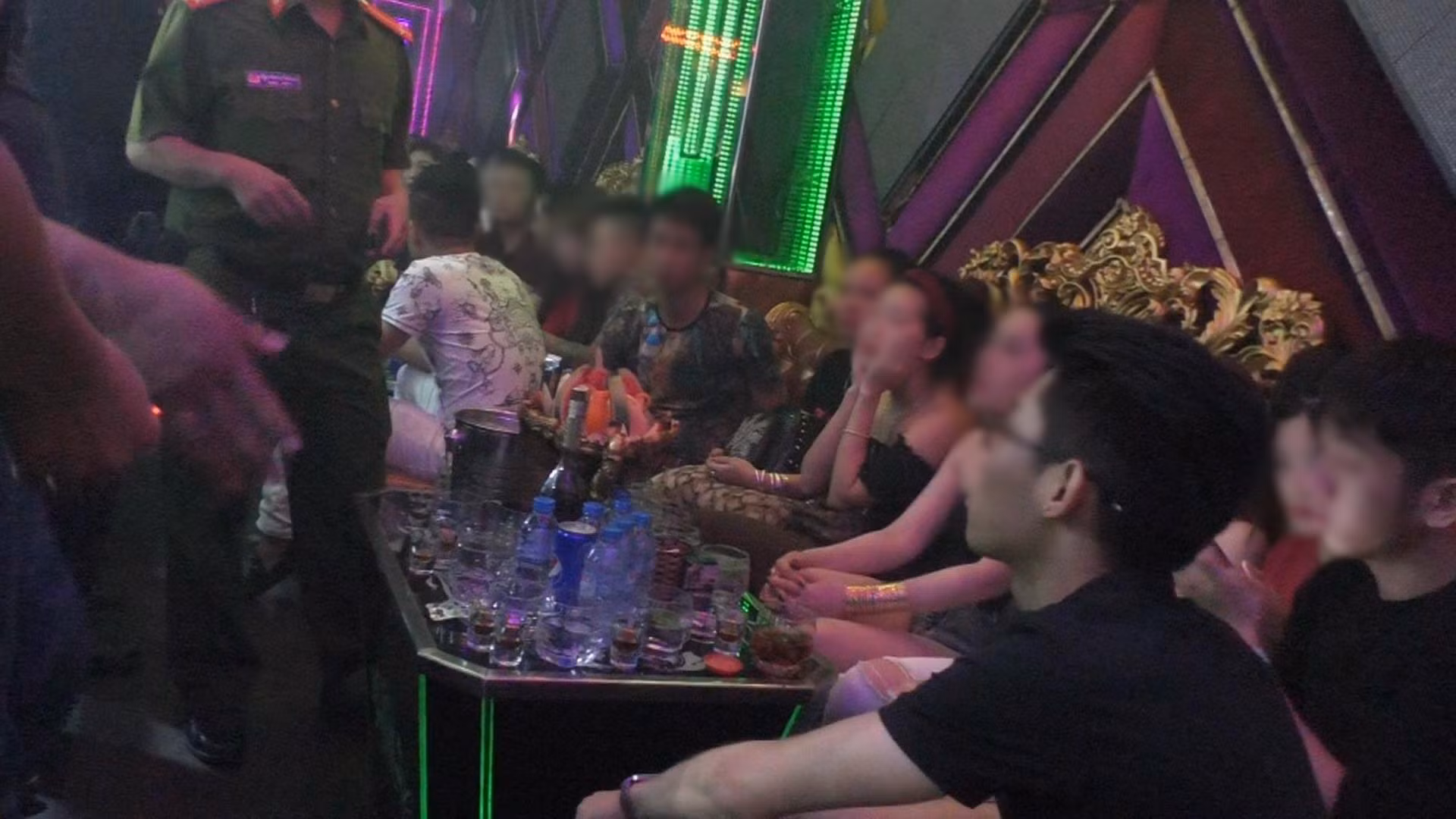 Nhiều nhà hàng, karaoke bị xử phạt nặng -0