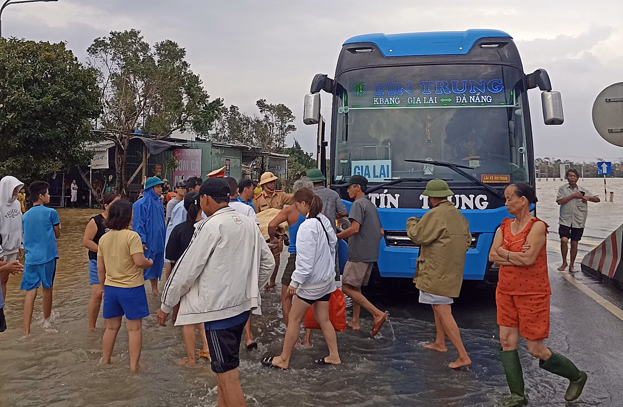 Công an Quảng Nam khẩn trương giúp người dân khắc phục hậu quả mưa lũ -0