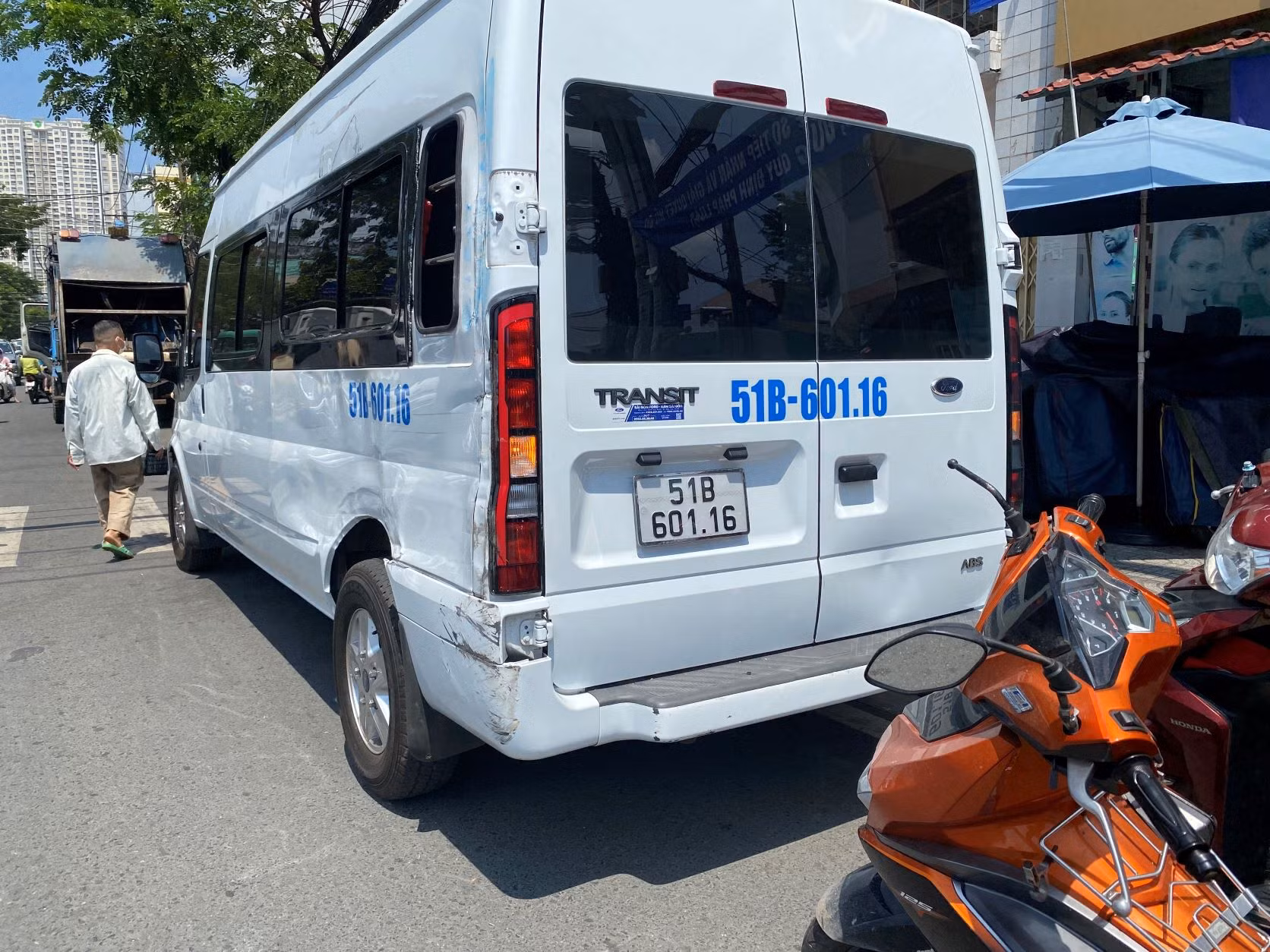 Xe rác mất thắng tông hàng loạt phương tiện khi đang đổ dốc cầu -1