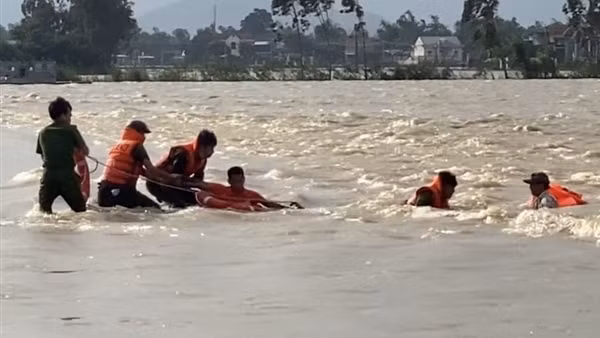 Công an xã kịp thời cứu người đàn ông bị nước lũ cuốn trôi