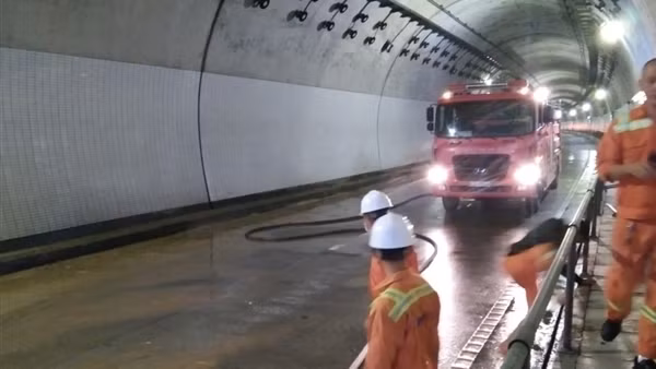 Hai ống hầm Hải Vân đã thông xe hoàn toàn