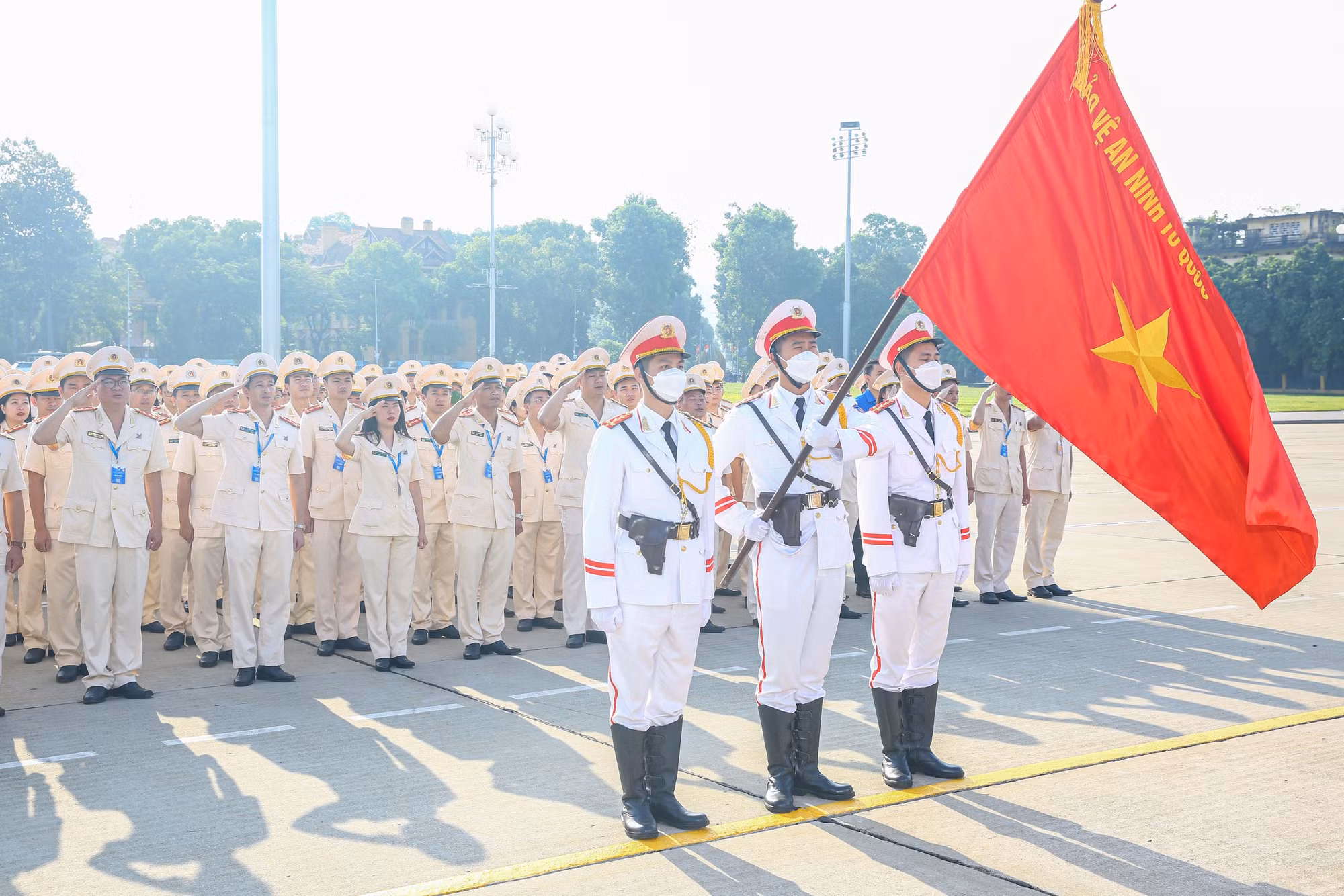 Đoàn đại biểu dự Đại hội Đoàn Thanh niên Bộ Công an lần thứ XXII báo công với Bác -0