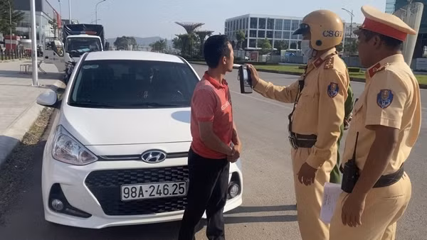 Tạm giữ lái xe vi phạm nồng độ cồn mang theo súng hơi