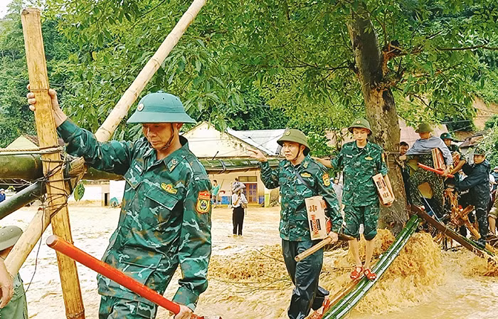 Bản làng trên vai người lính -1