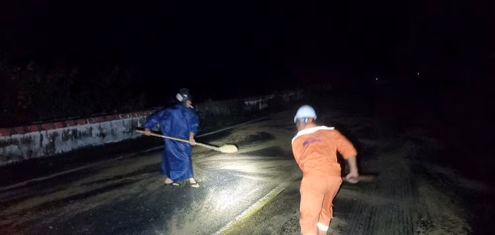 Xuất hiện nhiều vệt dầu loang trên đèo Hải Vân -0