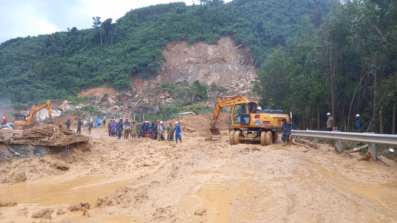 Thông tuyến bị sạt lở, 6 xã khu Tây của huyện Trà Bồng không còn bị cô lập -0