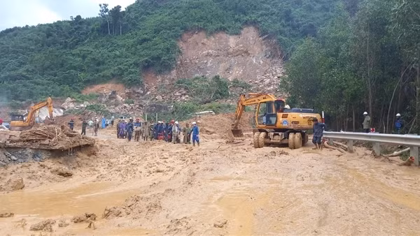 Thông tuyến bị sạt lở, 6 xã khu Tây của huyện Trà Bồng không còn bị cô lập