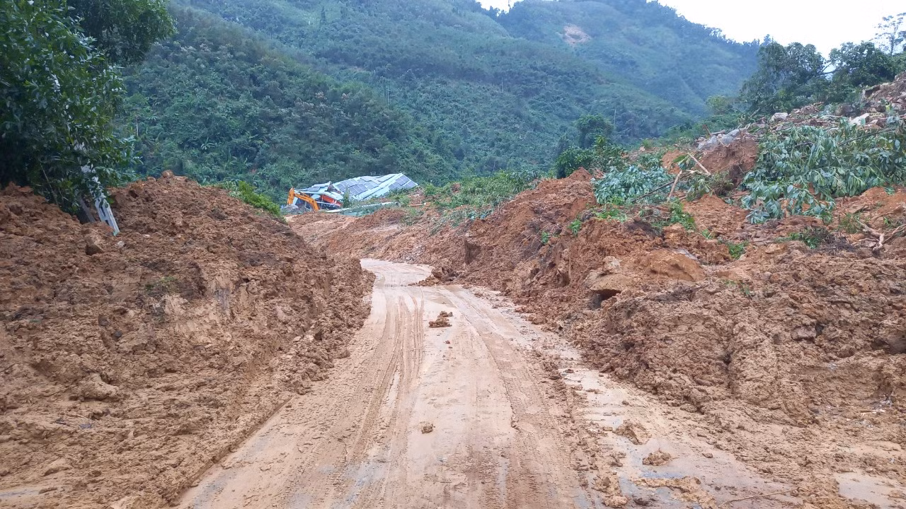 Thông tuyến bị sạt lở, 6 xã khu Tây của huyện Trà Bồng không còn bị cô lập -0