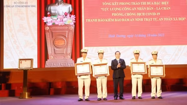 Trao tặng huân chương, bằng khen cho nhiều cá nhân, tập thể Công an Bình Dương