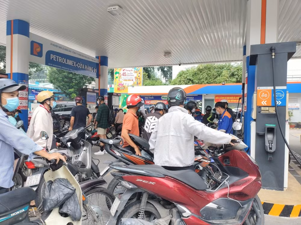Hỗ trợ vận chuyển xăng dầu lưu thông giờ cao điểm để liên tục cung ứng cho thị trường -0