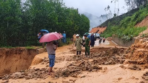 Di dời các hộ dân khỏi khu vực sạt lở ở An Lão, Bình Định