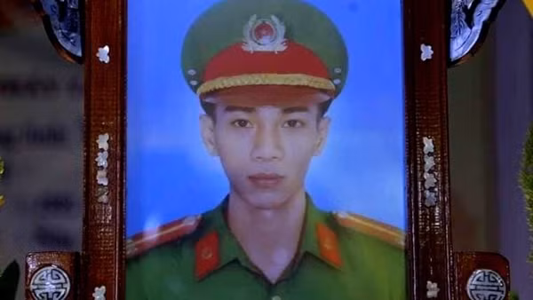 Nghẹn ngào tang lễ Trung úy Công an tử nạn trong mưa lũ