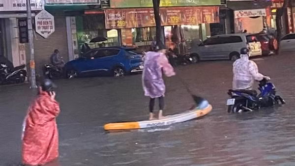 Miền Trung mưa tầm tã, nhiều nơi ngập sâu