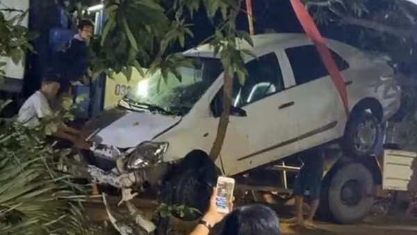 Ô tô 4 chỗ mất lái lao vào đám tang