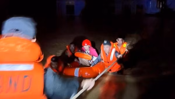 Lũ lên nhanh, Công an Đà Nẵng cứu hộ hàng trăm người dân trong đêm