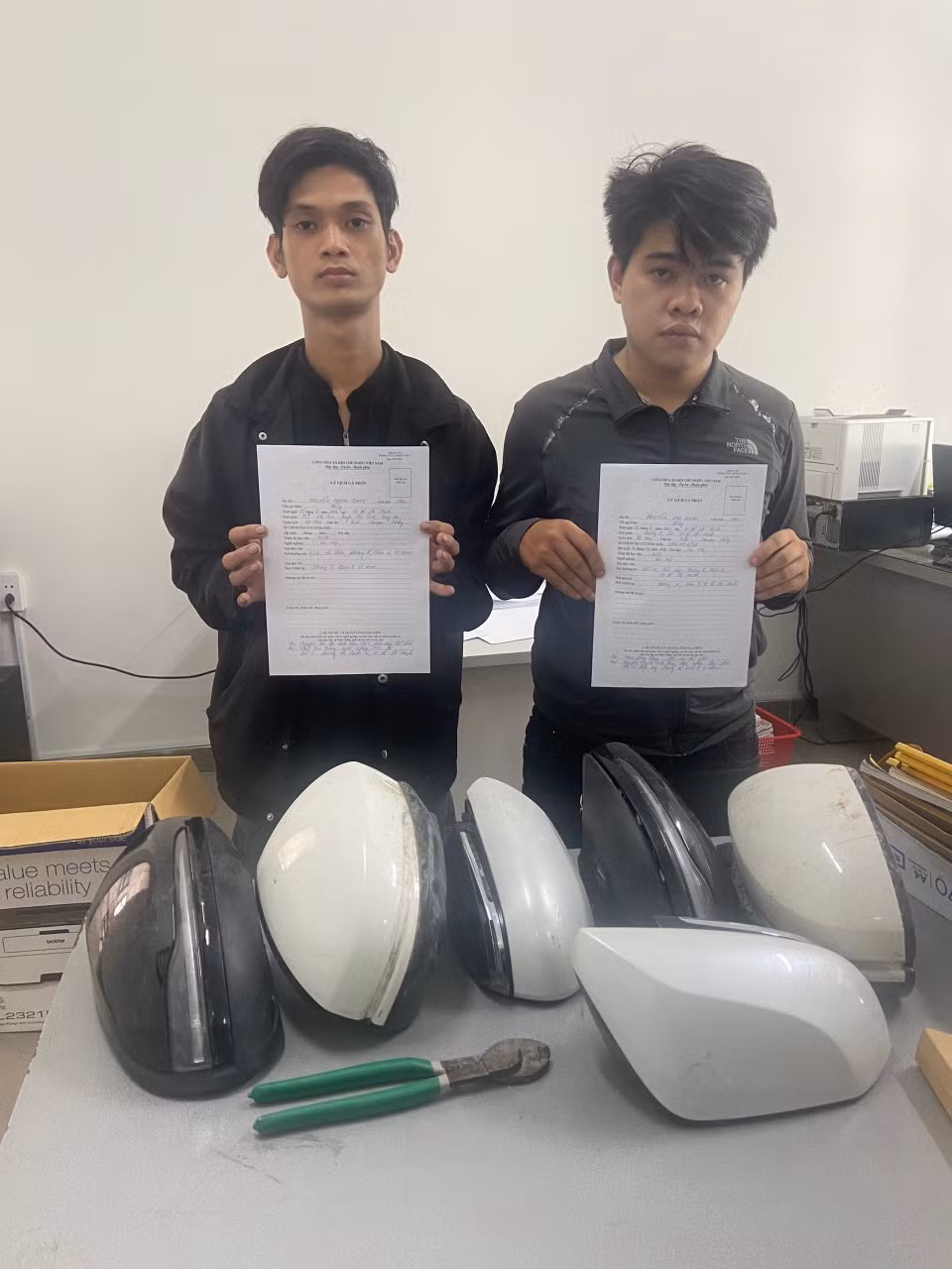 Bắt nóng hai đối tượng bẻ trộm nhiều kính chiếu hậu xe ô tô -0