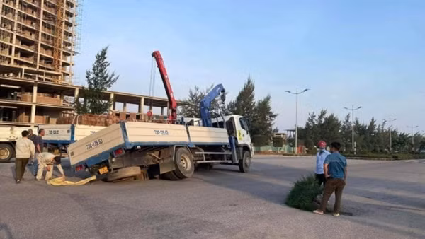 Sau mưa lũ, liên tiếp xuất hiện “hố tử thần” trên đường phố