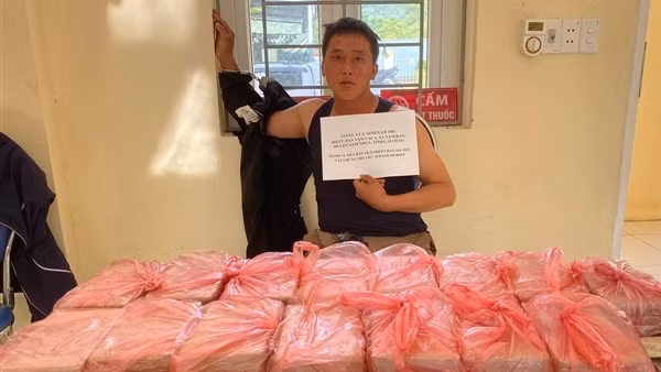 Bắt đối tượng băng rừng “cõng” 30 bánh heroin