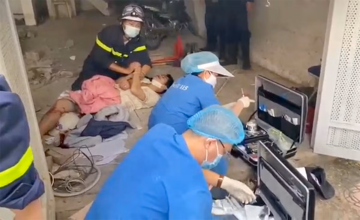Một công nhân bị tường sập, đè gẫy chân trong lúc sửa nhà -0