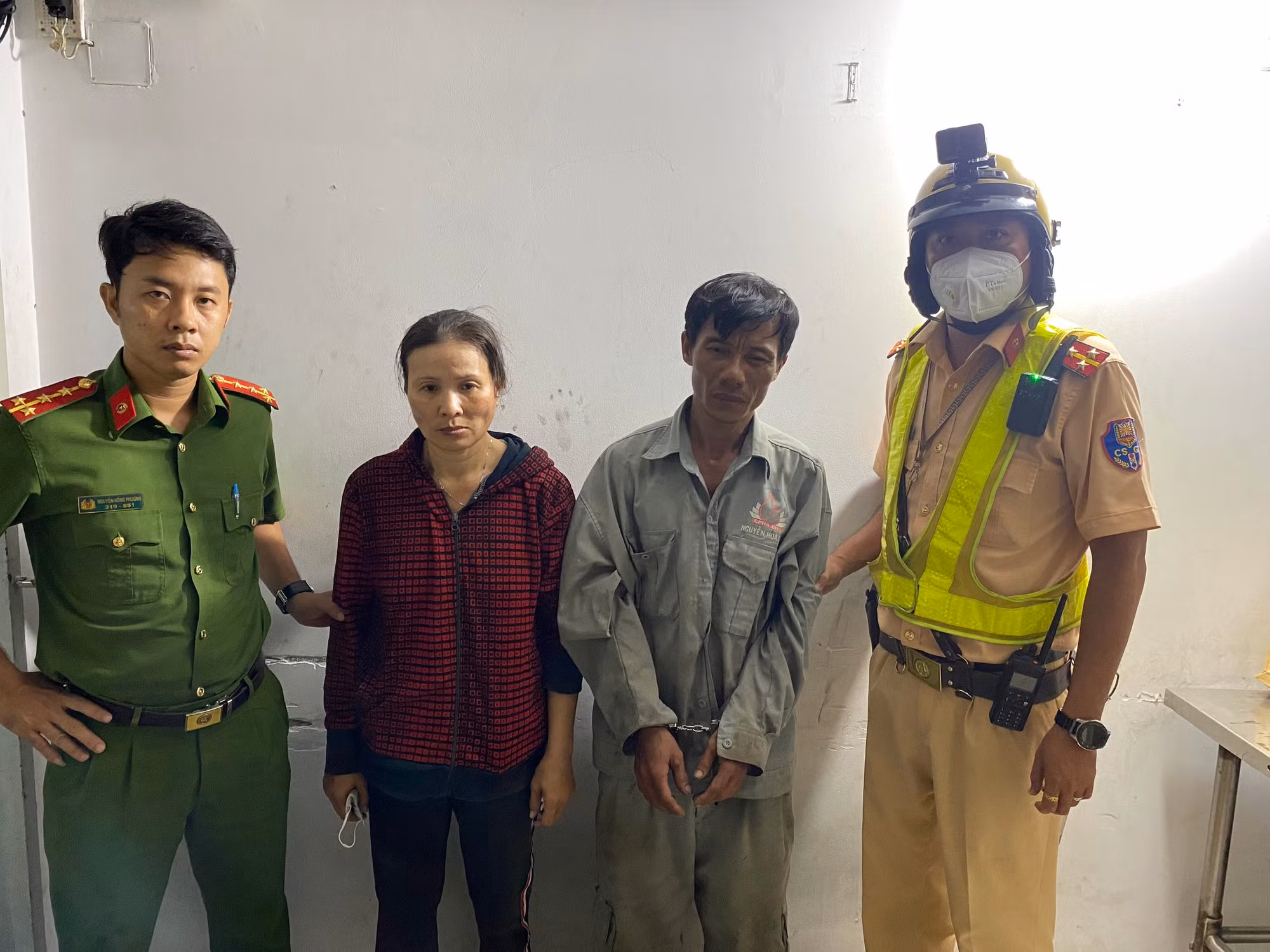 Dùng xe lôi dạo quanh các tuyến đường tháo trộm nắp cống bằng thép -0