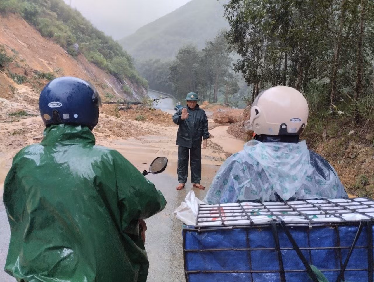 Di dời các hộ dân khỏi khu vực sạt lở ngập lụt ở gần biên giới -0