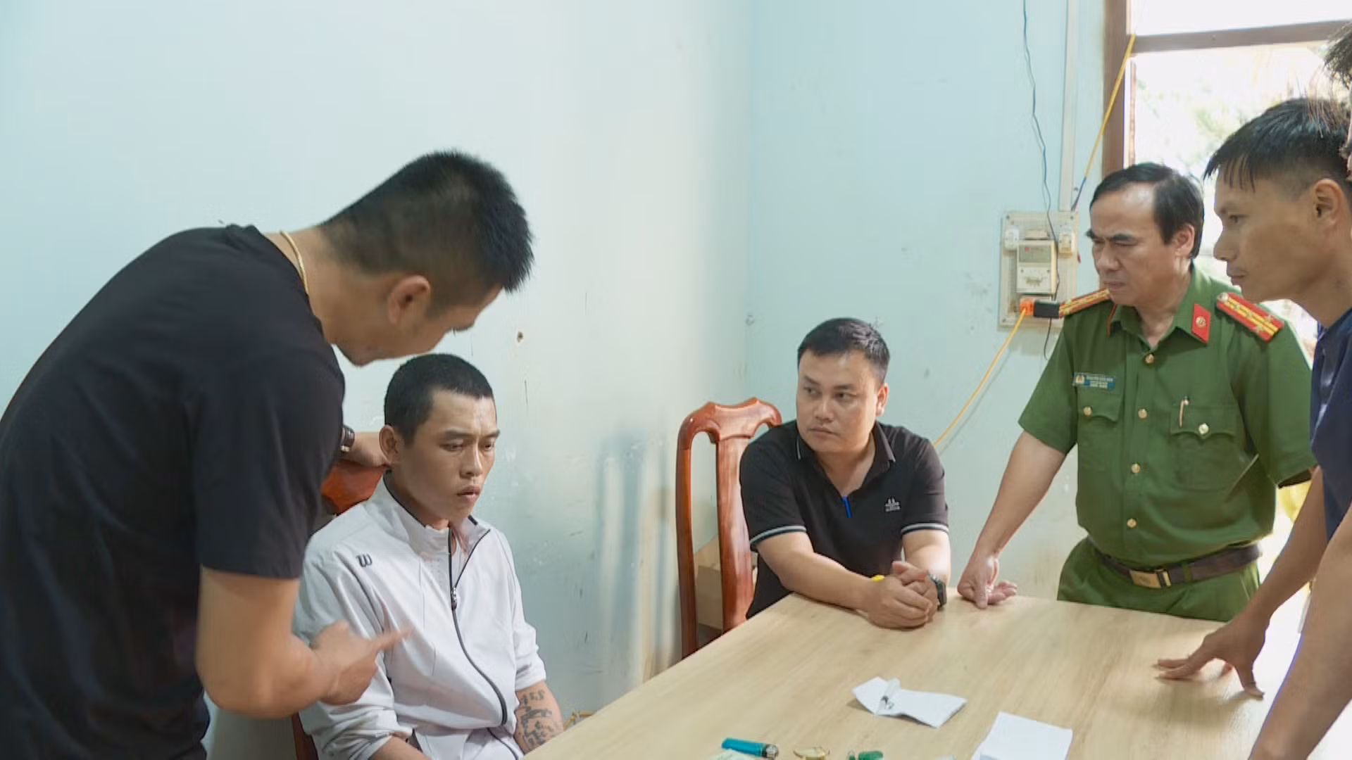 Bắt nhóm đối tượng vào nhà chủ tịch huyện cướp tài sản -0