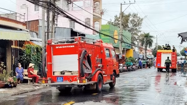 Cảnh sát dập lửa, cứu nhiều người mắc kẹt trong đám cháy