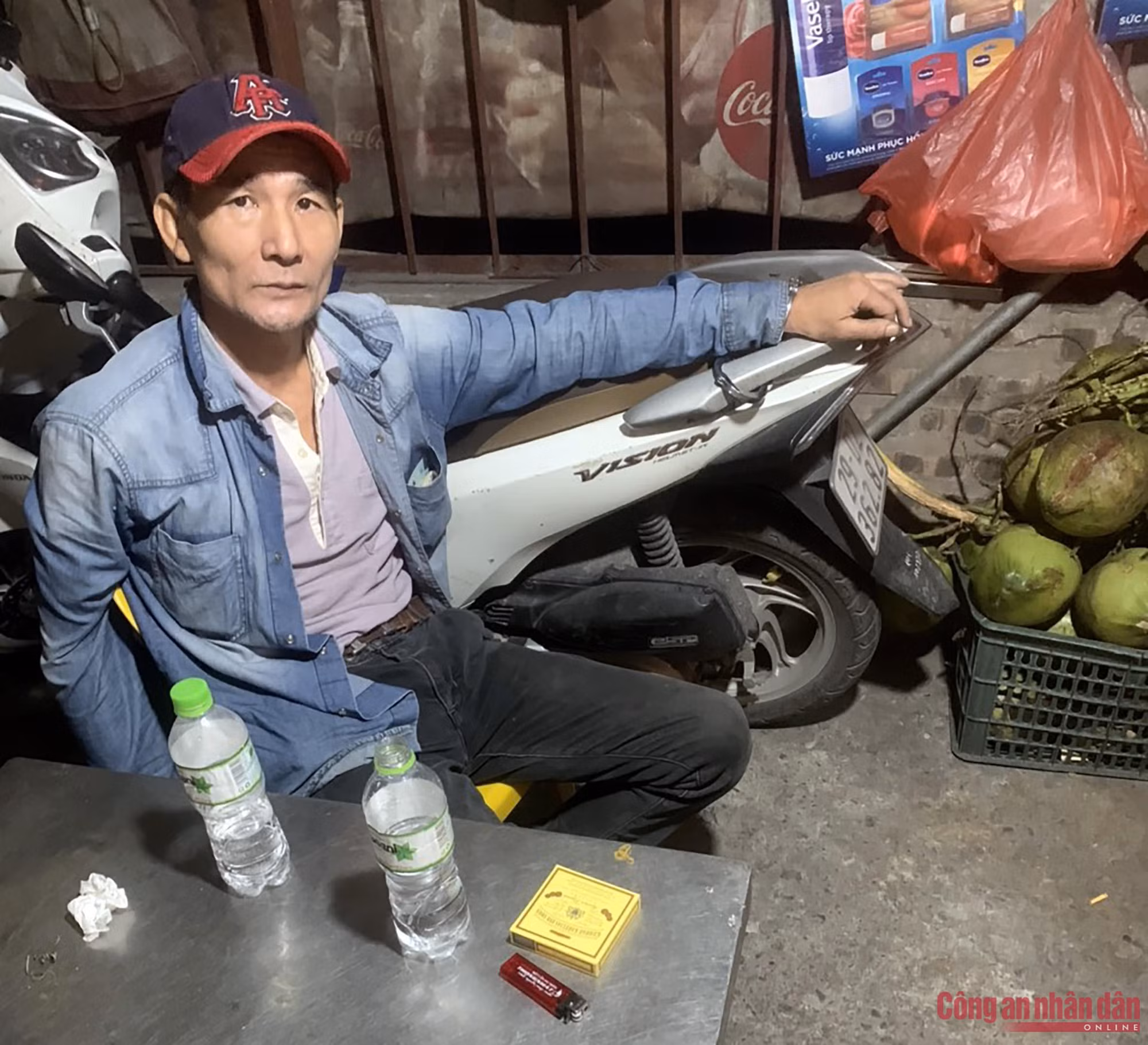 Dân cấp báo thông tin, CSGT khóa tay con nghiện thủ ma túy -0