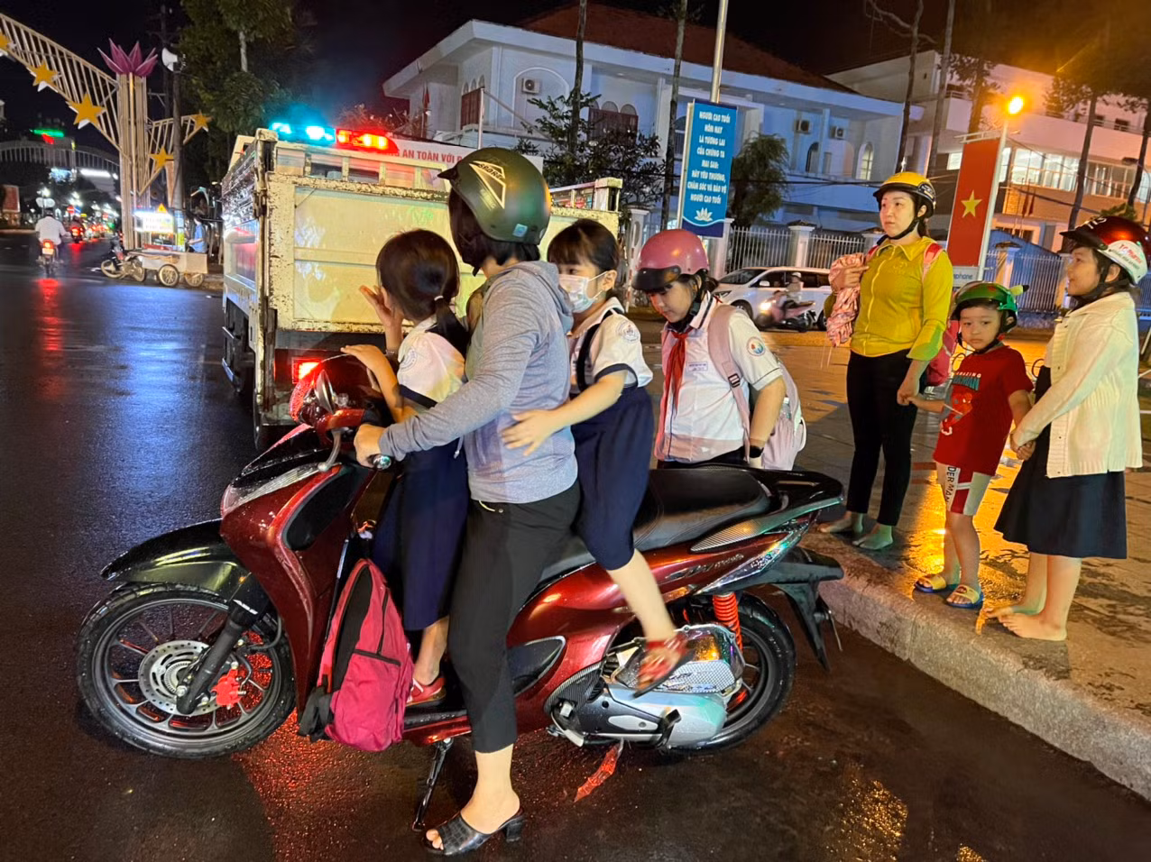 Công an TP Sóc Trăng dùng xe chuyên dụng đưa phụ khuynh, học sinh ra khỏi biển nước -1
