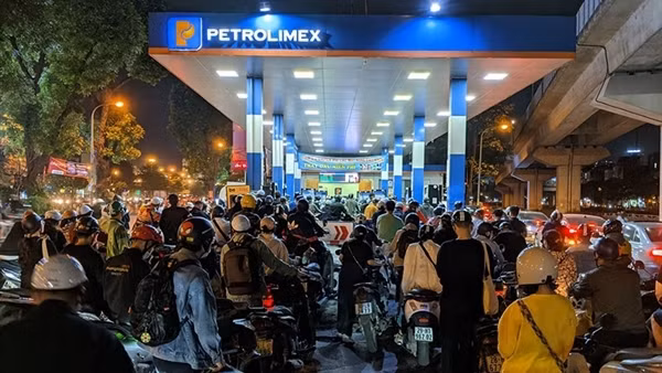 Người dân khó mua xăng: Trách nhiệm Bộ Công Thương thế nào?
