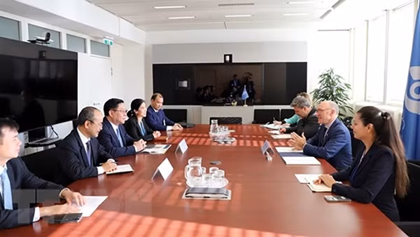 Đồng chí Nguyễn Trọng Nghĩa thăm và làm việc tại Áo