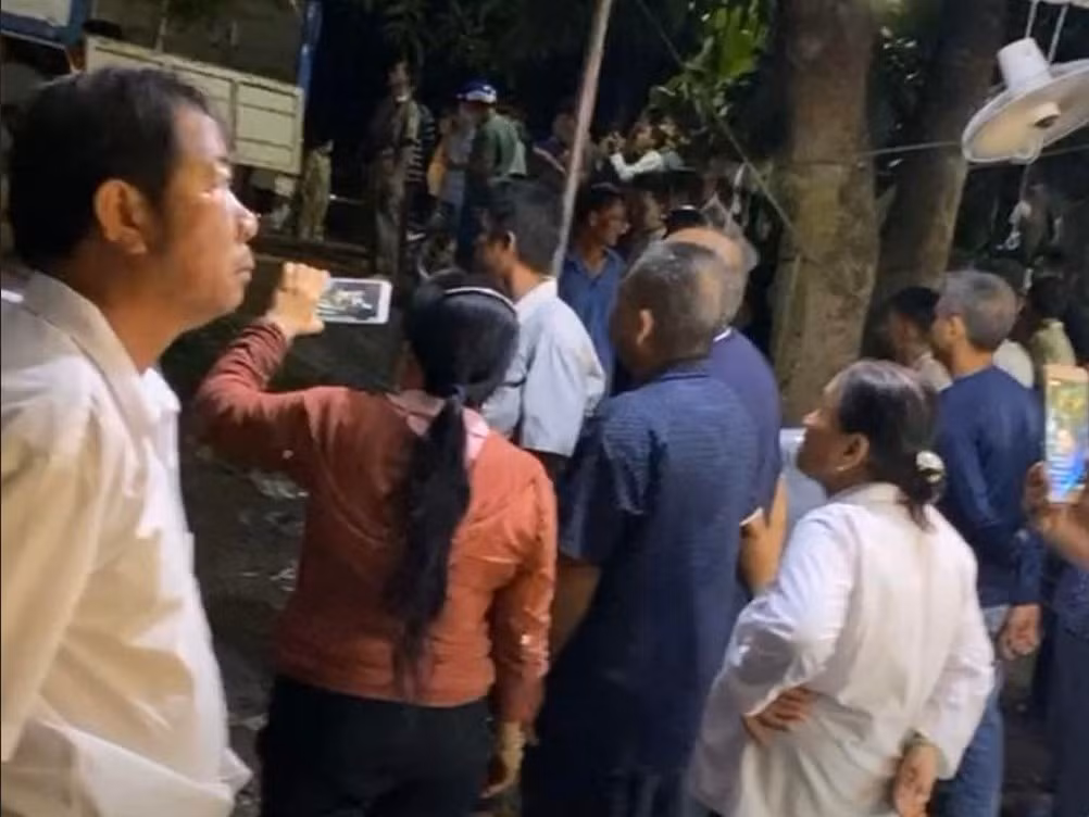 Người dự đám tang hoảng hốt khi xe 4 chỗ ầm ầm lao vào -0