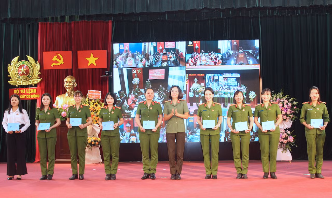 Phụ nữ Cảnh sát cơ động 