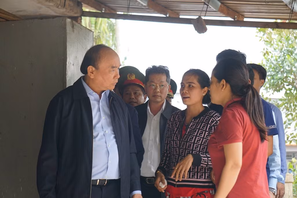 Đà Nẵng: Chủ tịch nước Nguyễn Xuân Phúc thăm hỏi, động viên gia đình bị thiệt hại nặng do mưa lũ tại Đà Nẵng -2