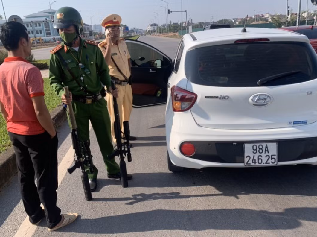 Lái xe vi phạm nồng độ cồn mang theo súng hơi -1