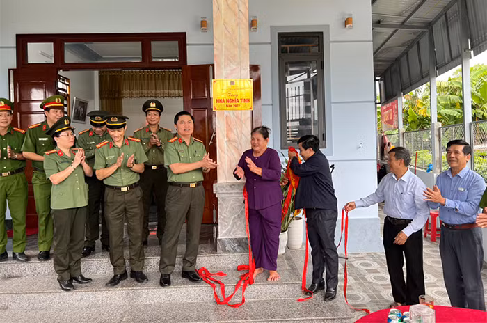 Bàn giao 3 căn nhà tình nghĩa cho gia đình chính sách -0